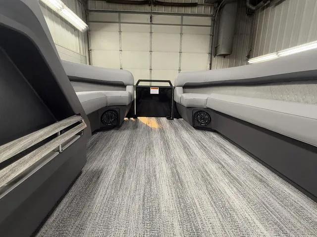 Slide: The Image of Bennington 22ML SPS Tri-Toon Pontoon 2025 - 22