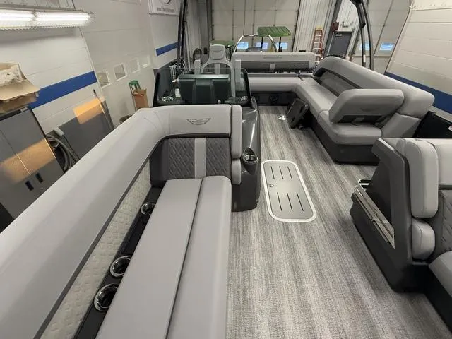 Slide: The Image of Bennington 22ML SPS Tri-Toon Pontoon 2025 - 26