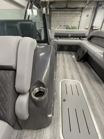 Slide: The Image of Bennington 22ML SPS Tri-Toon Pontoon 2025 - 27