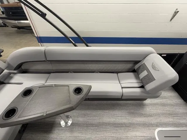 Slide: The Image of Bennington 22ML SPS Tri-Toon Pontoon 2025 - 29