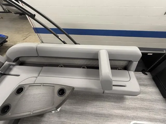 Slide: The Image of Bennington 22ML SPS Tri-Toon Pontoon 2025 - 30