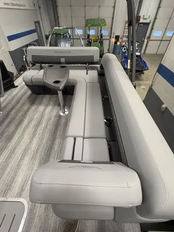 Slide: The Image of Bennington 22ML SPS Tri-Toon Pontoon 2025 - 32