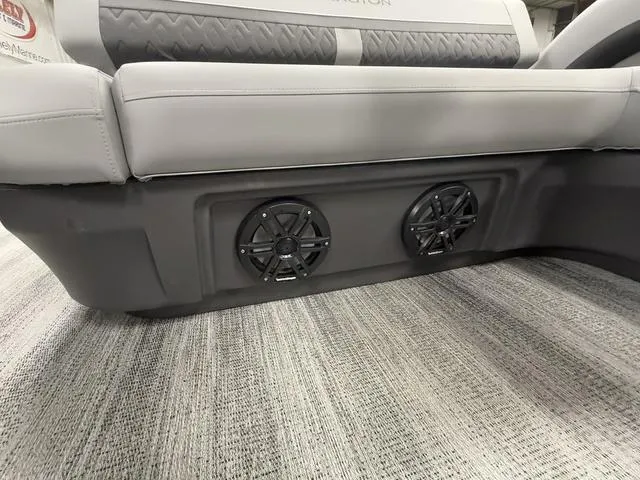 Slide: The Image of Bennington 22ML SPS Tri-Toon Pontoon 2025 - 33