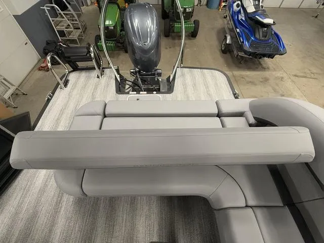 Slide: The Image of Bennington 22ML SPS Tri-Toon Pontoon 2025 - 35