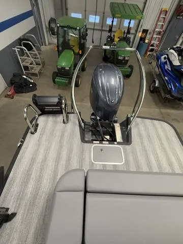 Slide: The Image of Bennington 22ML SPS Tri-Toon Pontoon 2025 - 36