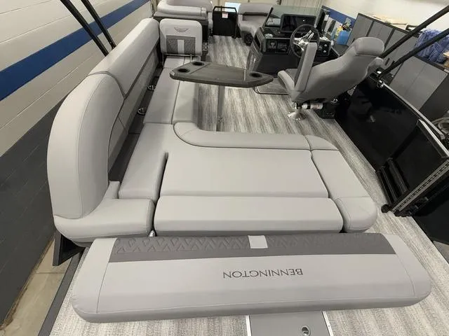 Slide: The Image of Bennington 22ML SPS Tri-Toon Pontoon 2025 - 38