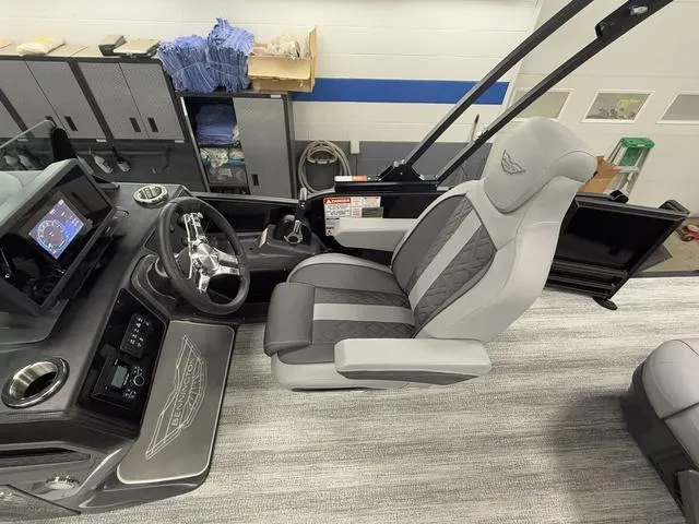 Slide: The Image of Bennington 22ML SPS Tri-Toon Pontoon 2025 - 40