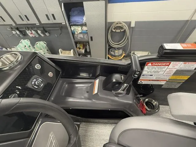 Slide: The Image of Bennington 22ML SPS Tri-Toon Pontoon 2025 - 42