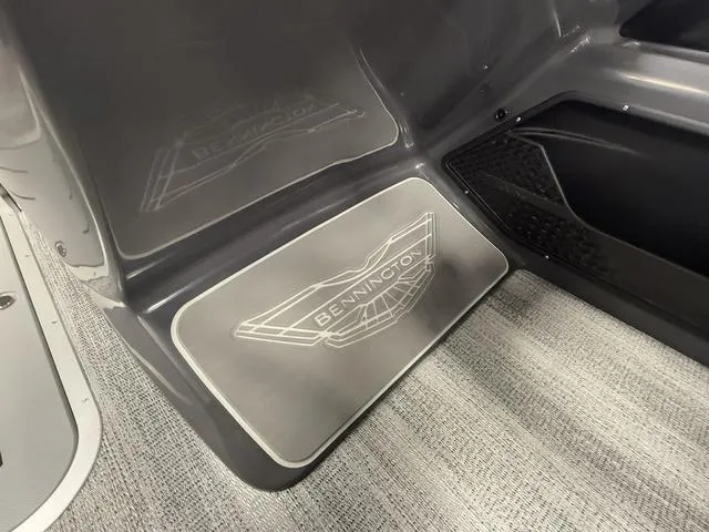 Slide: The Image of Bennington 22ML SPS Tri-Toon Pontoon 2025 - 44