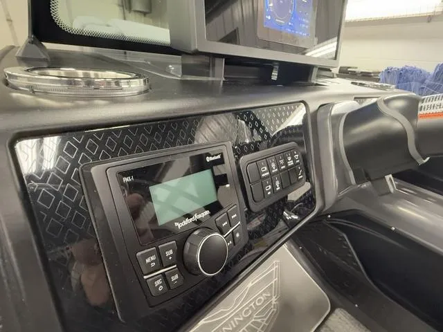 Slide: The Image of Bennington 22ML SPS Tri-Toon Pontoon 2025 - 45