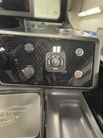 Slide: The Image of Bennington 22ML SPS Tri-Toon Pontoon 2025 - 47