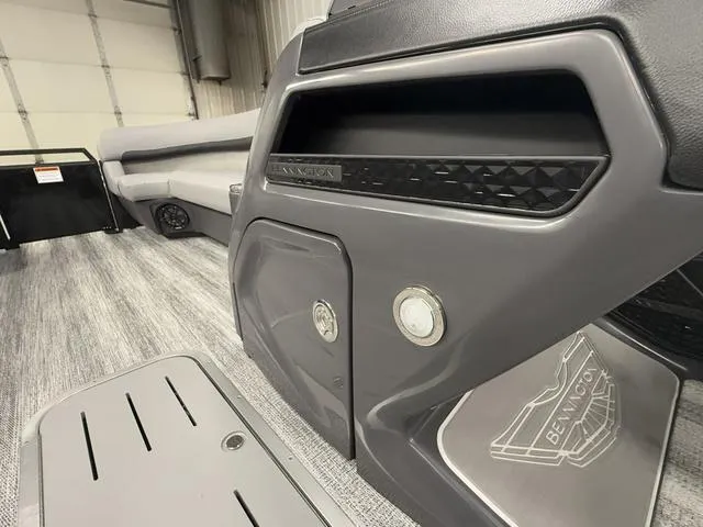 Slide: The Image of Bennington 22ML SPS Tri-Toon Pontoon 2025 - 48