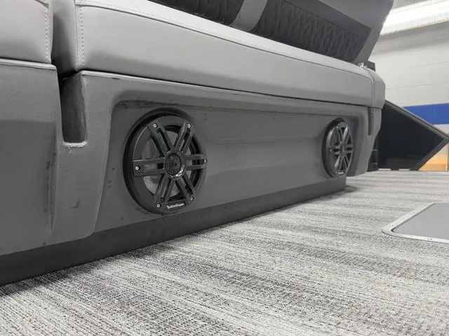 Slide: The Image of Bennington 22ML SPS Tri-Toon Pontoon 2025 - 9