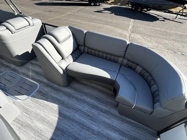 Slide: The Image of Bennington 23RSB Tri-Toon Pontoon 2025 - 22