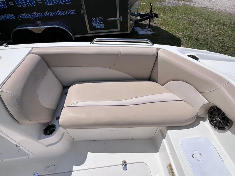 Slide: The Image of 2017 NauticStar 203SC Sport Deck boat with beige seating and cup holders. - 21