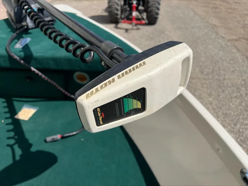 Slide: The Image of Trolling motor on 2000 Alumacraft V 16 LTD boat with green carpet interior. - 9