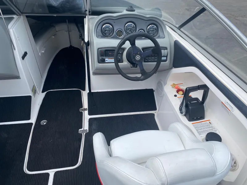Slide: The Image of 2006 Yamaha Boats SX230 HO cockpit with steering wheel and control panel. - 9