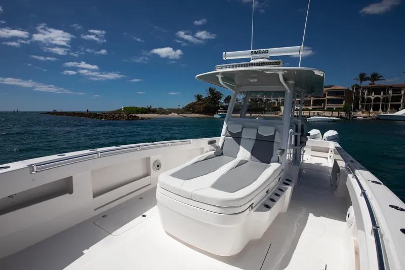 Slide: The Image of Invincible 35 Emanon - Exterior Bow - 21