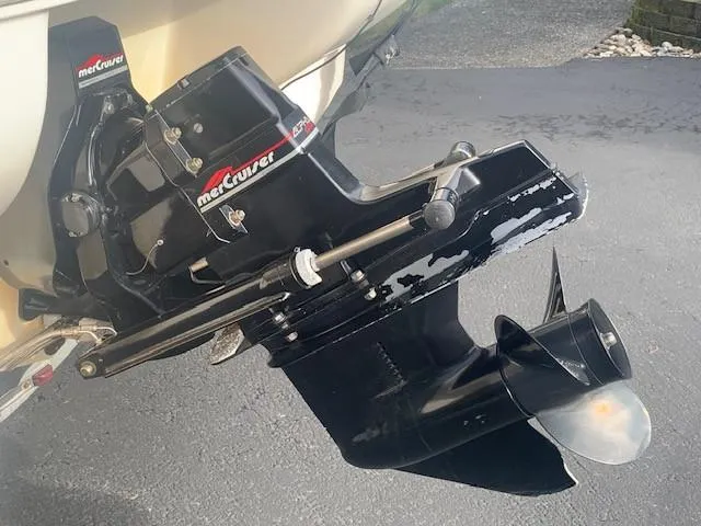 Slide: The Image of 1998 Sea Ray 185 Bow Rider with MerCruiser outdrive, close-up view. - 9