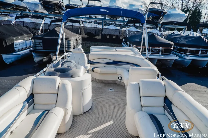 Slide: The Image of 2006 Bennington 2275 RL pontoon boat with spacious seating at Lake Norman Marina. - 5