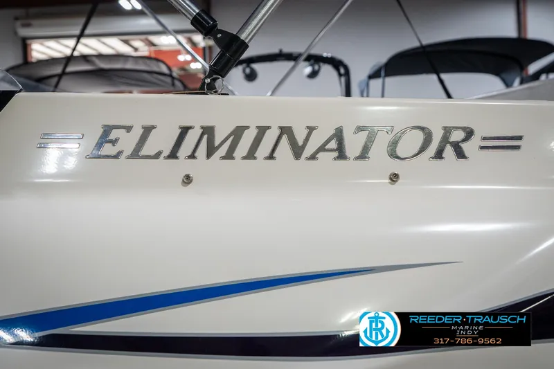 Slide: The Image of 2001 Eliminator 26 Daytona boat with logo and blue stripe detail. - 41