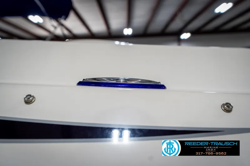 Slide: The Image of 2001 Eliminator 26 Daytona boat detail with Reeder-Trausch Marine logo. - 45