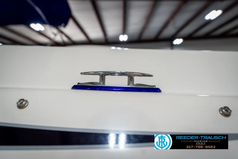 Slide: The Image of 2001 Eliminator 26 Daytona boat cleat detail in indoor setting. - 46