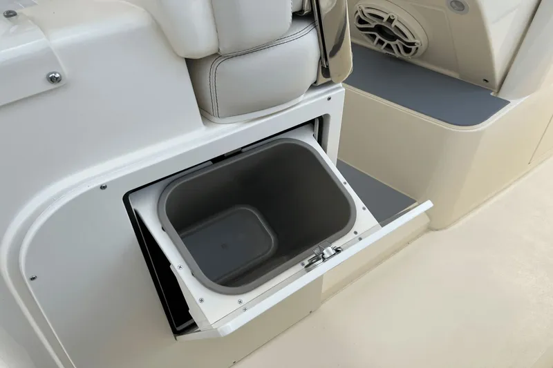 Slide: The Image of Scout 330 LXF 2026 - 16