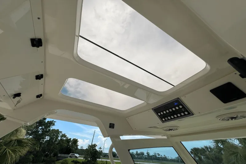 Slide: The Image of Scout 330 LXF 2026 - 24