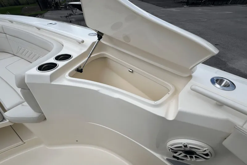 Slide: The Image of Scout 330 LXF 2026 - 40