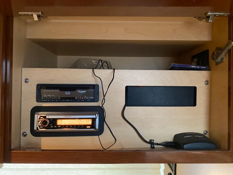 Slide: The Image of Audio system in a 2009 Sea Ray 350 Sundancer boat cabinet. - 43