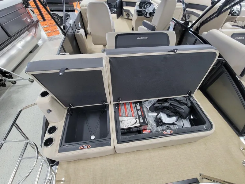 Slide: The Image of Harris Cruiser 230 2025 - 10