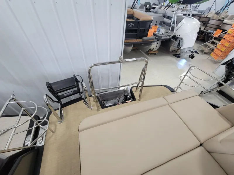 Slide: The Image of Harris Cruiser 230 2025 - 11