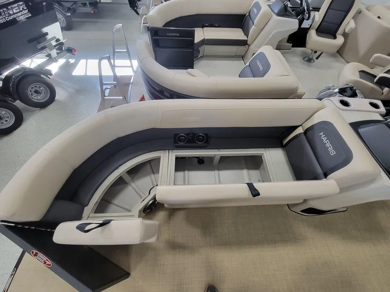 Slide: The Image of Harris Cruiser 230 2025 - 12