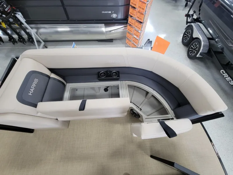 Slide: The Image of Harris Cruiser 230 2025 - 14