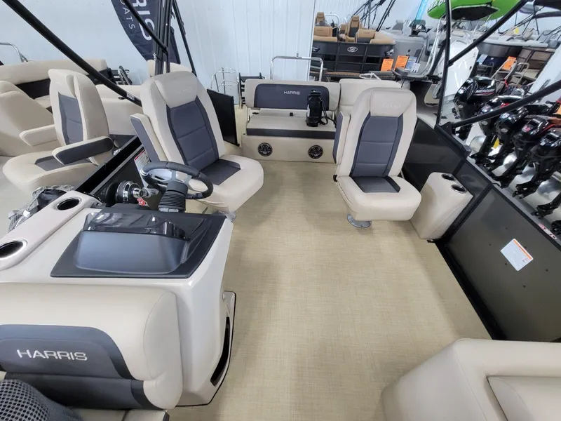 Slide: The Image of Harris Cruiser 230 2025 - 15