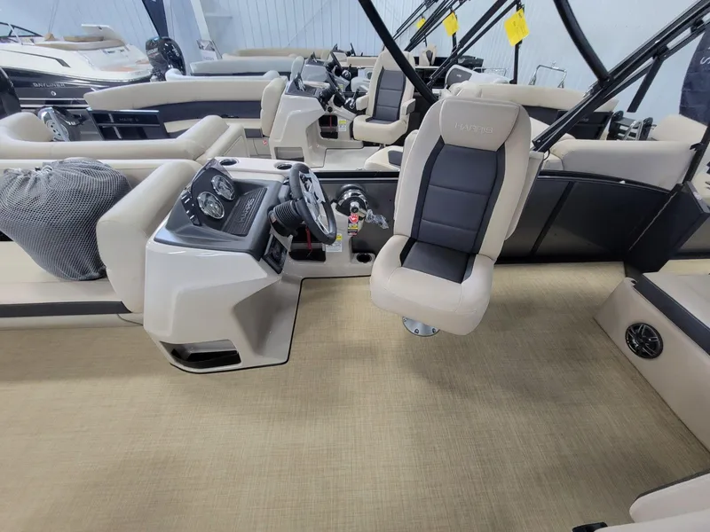 Slide: The Image of Harris Cruiser 230 2025 - 16