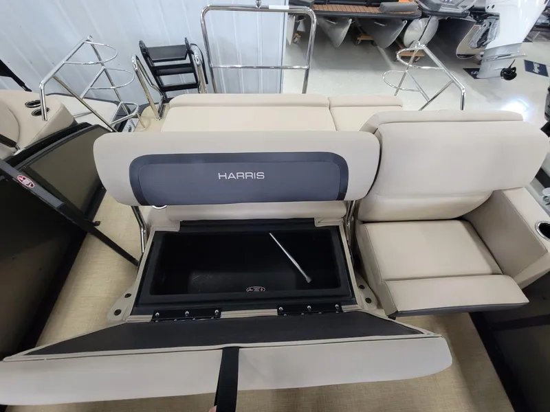 Slide: The Image of Harris Cruiser 230 2025 - 18