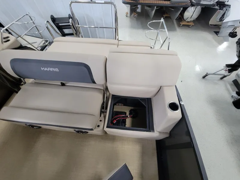 Slide: The Image of Harris Cruiser 230 2025 - 19