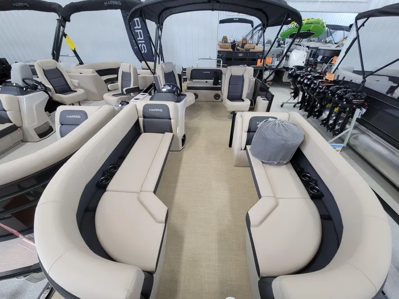 Slide: The Image of Harris Cruiser 230 2025 - 4