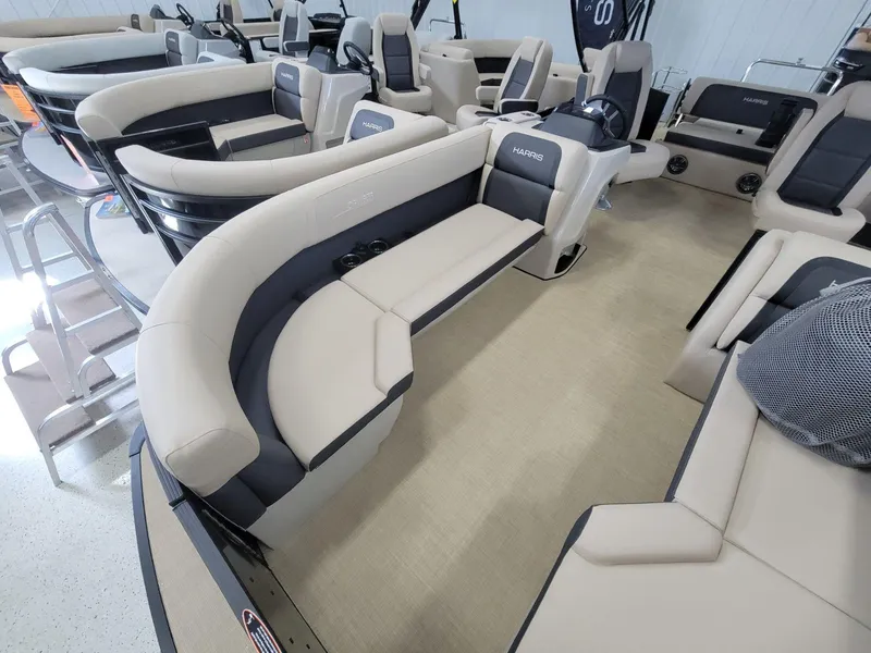 Slide: The Image of Harris Cruiser 230 2025 - 5