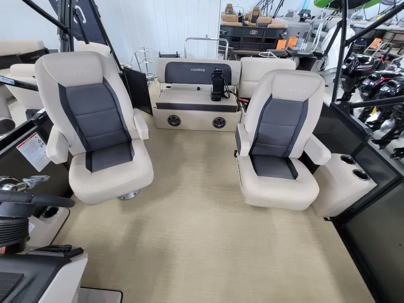 Slide: The Image of Harris Cruiser 230 2025 - 6