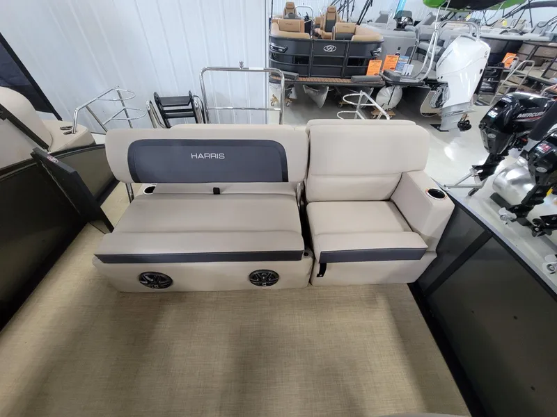 Slide: The Image of Harris Cruiser 230 2025 - 7