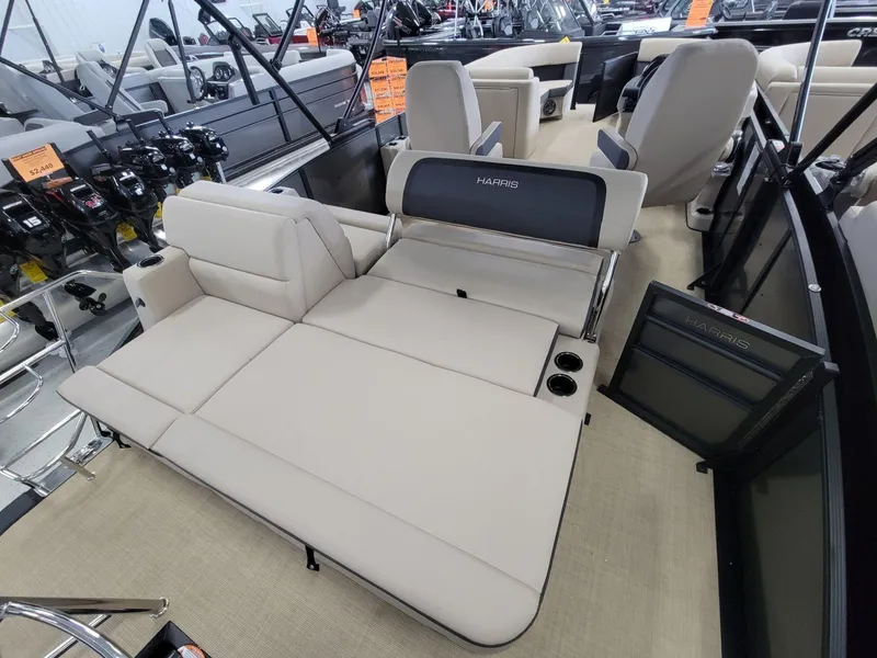 Slide: The Image of Harris Cruiser 230 2025 - 9