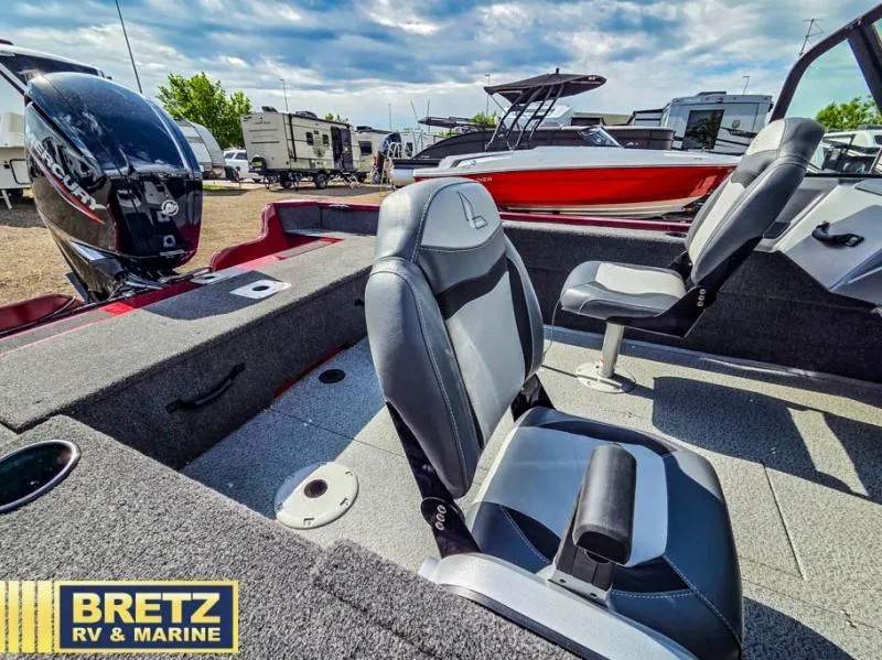 Slide: The Image of Interior of a 2025 Machine Walk Thru FM 1625 WT boat at Bretz RV & Marine. - 16