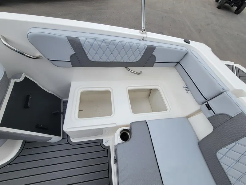 Slide: The Image of Bayliner VR4 Bowrider OB 2025 - 10
