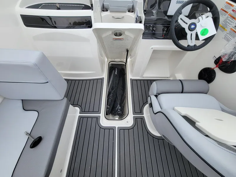 Slide: The Image of Bayliner VR4 Bowrider OB 2025 - 13