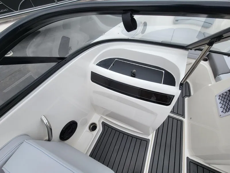 Slide: The Image of Bayliner VR4 Bowrider OB 2025 - 15