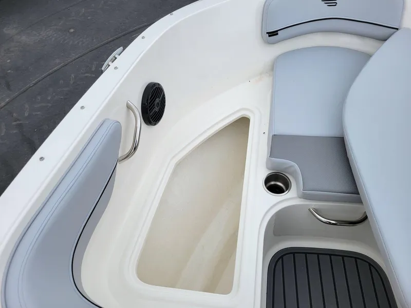 Slide: The Image of Bayliner VR4 Bowrider OB 2025 - 18