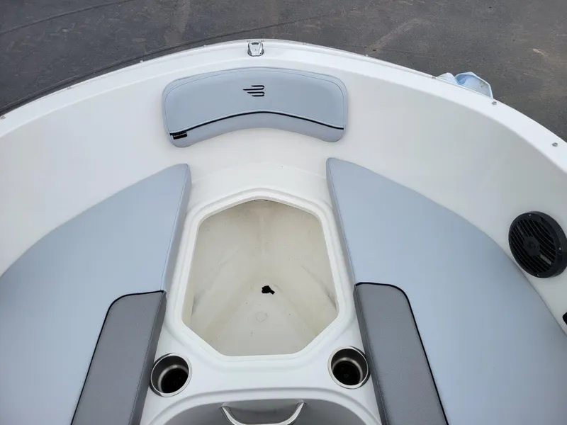 Slide: The Image of Bayliner VR4 Bowrider OB 2025 - 19